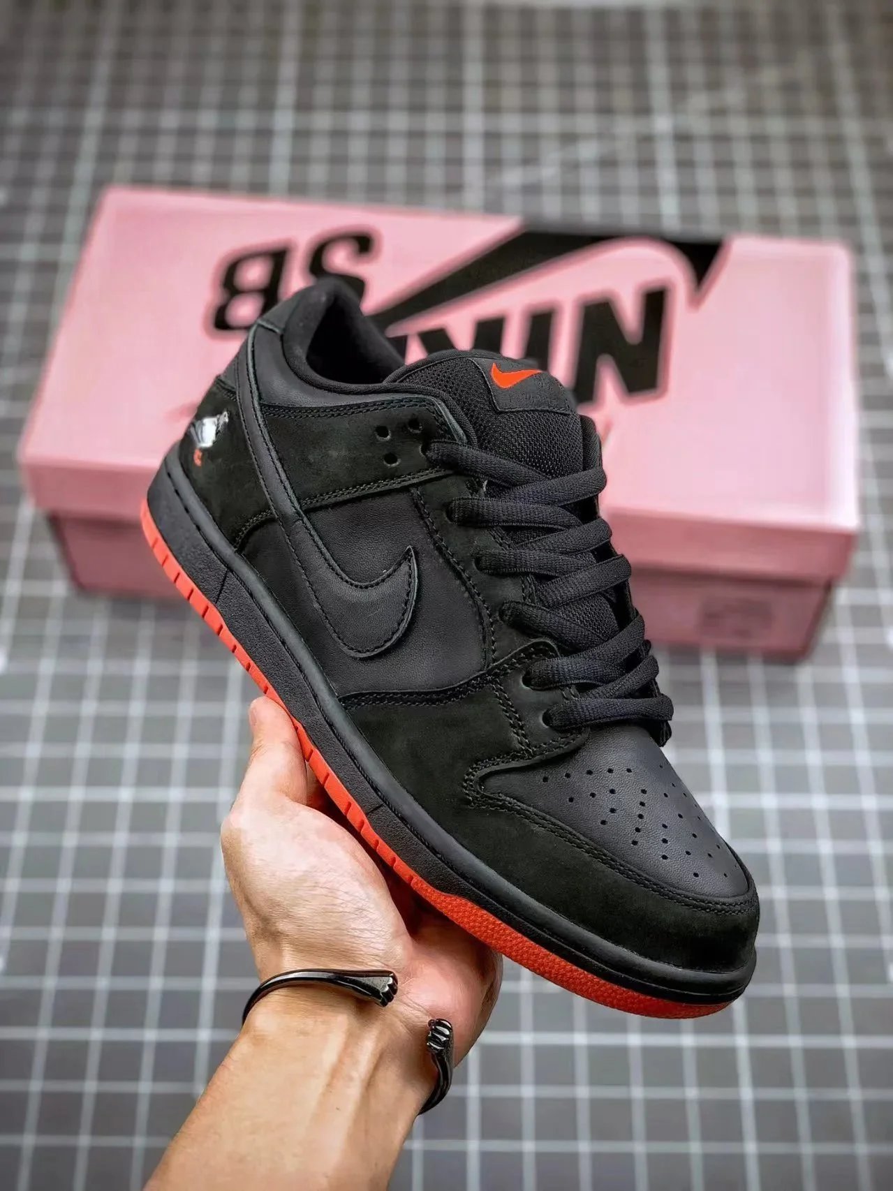 Nike Sneakers SB Dunk Low — Black pigeon