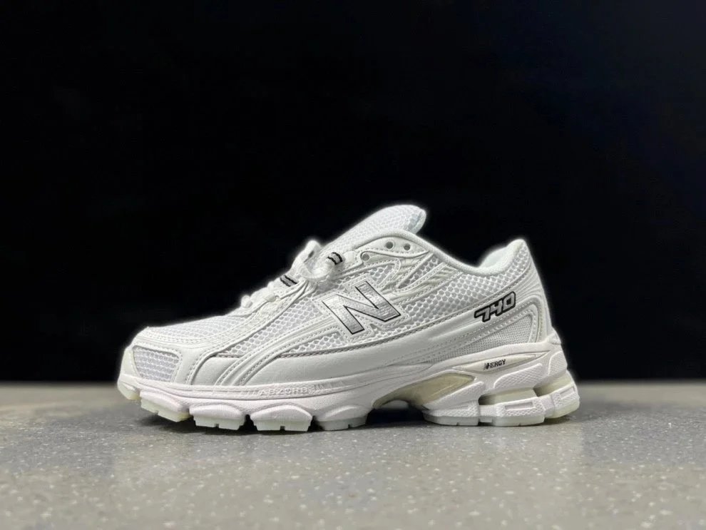 New Balance Sneakers 740 — 19