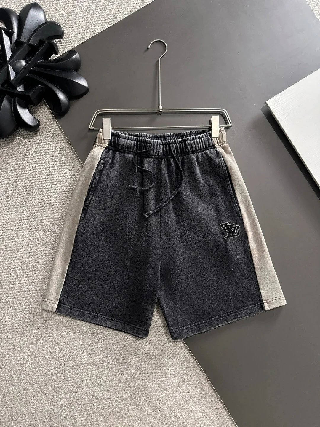 Burberry Shorts Elastic-waist drawstring with patch pockets — L*OUIS V*UITTON