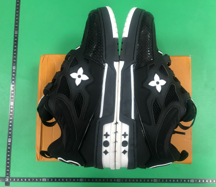 Louis Vuitton Sneakers LV Trainer — 33