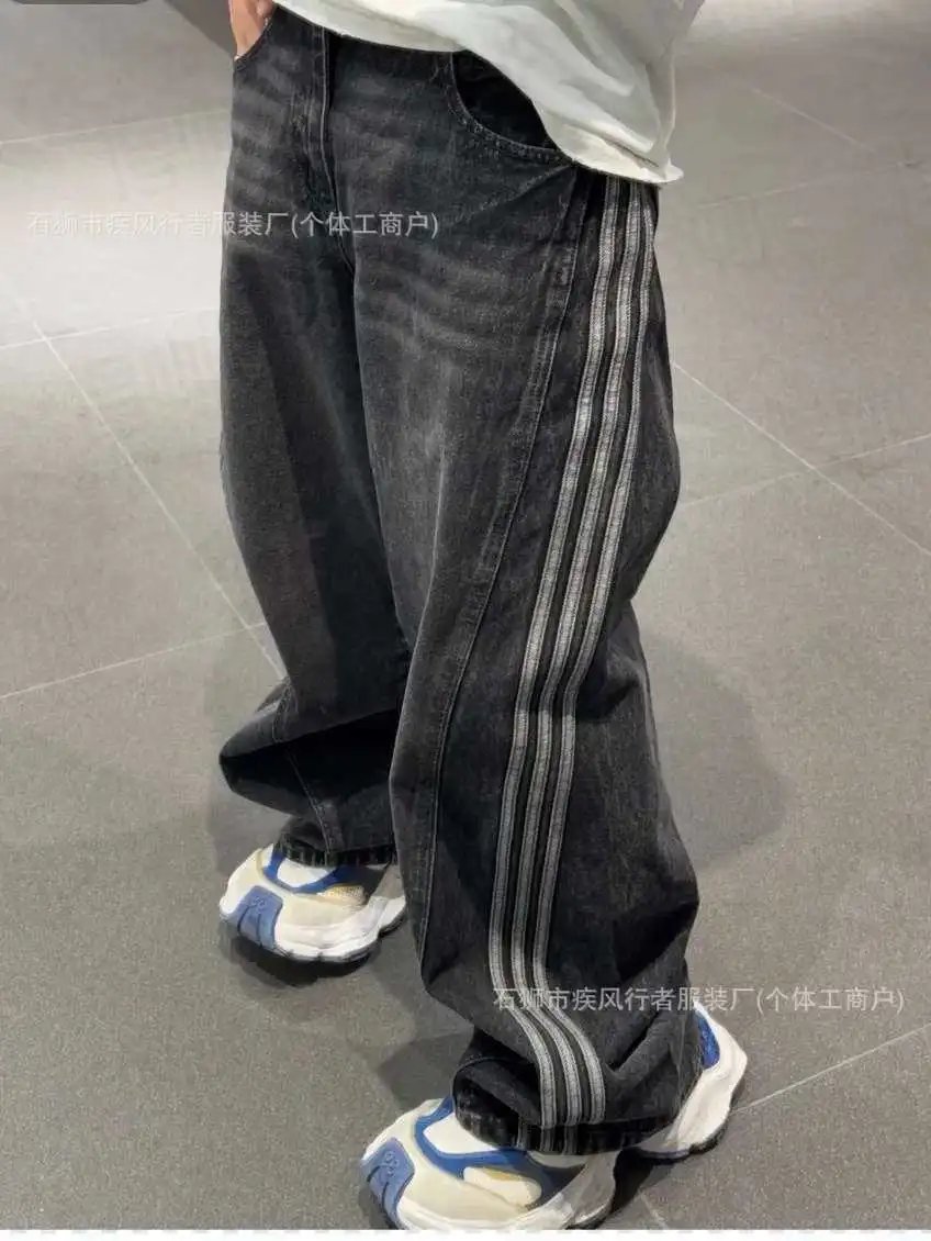 Embroidered Wide-Leg Jeans photo 2