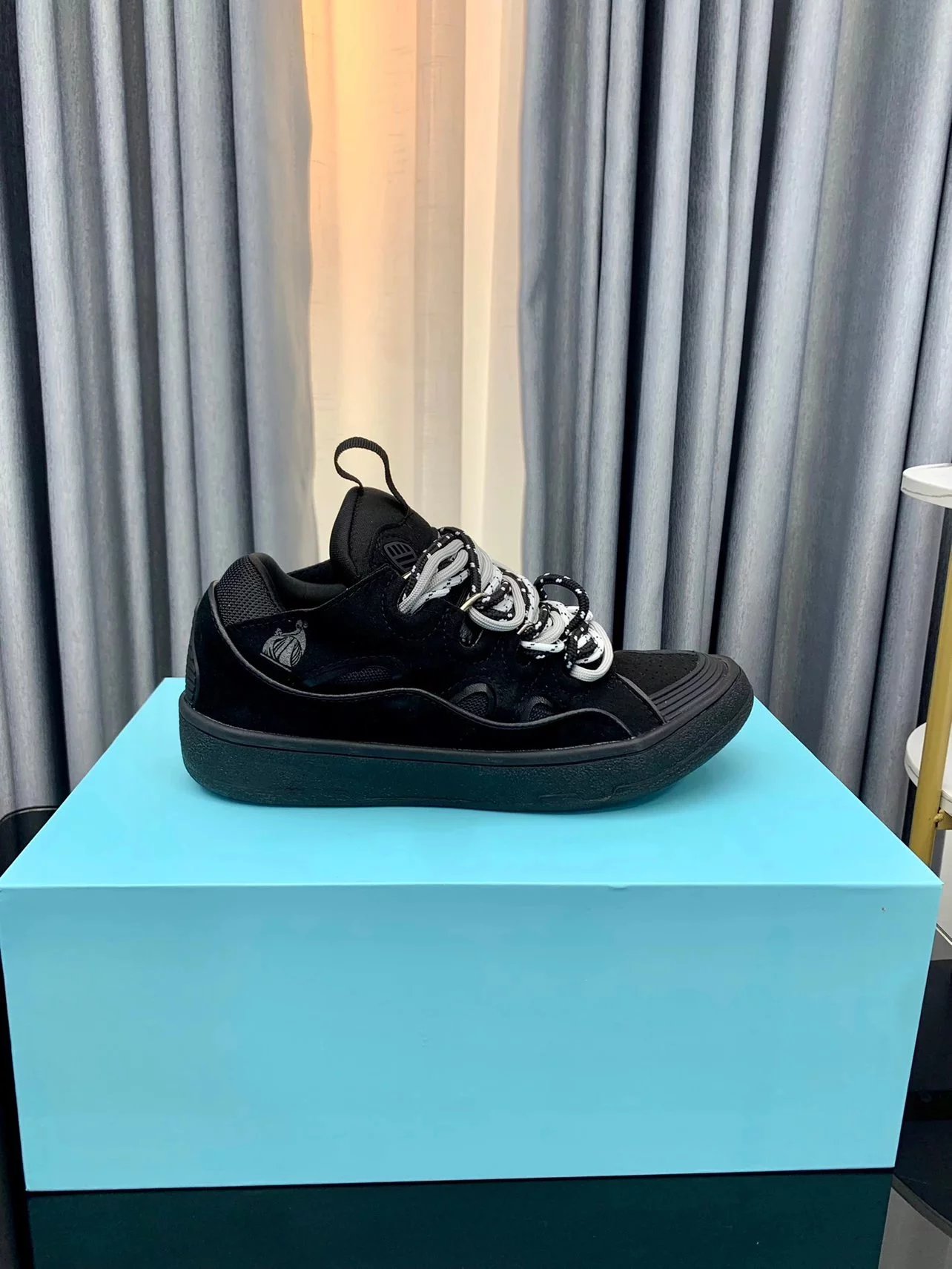 l*i* sneakers