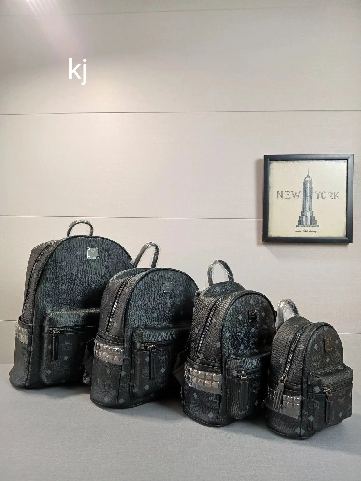 M * m backpack size: large 32 ✘ 40, medium 27 ✘ 32, small 22 ✘ 27 min * 18 ✘ 20