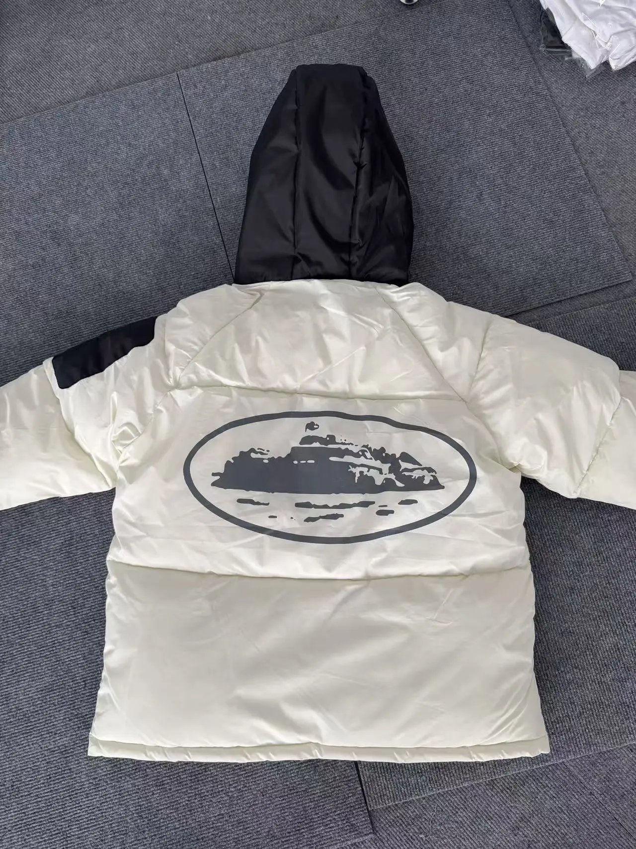 AMI Paris Oversized Puffer Jacket Off-White with Black Hood and Sleeve Panel Down Jacket - 18