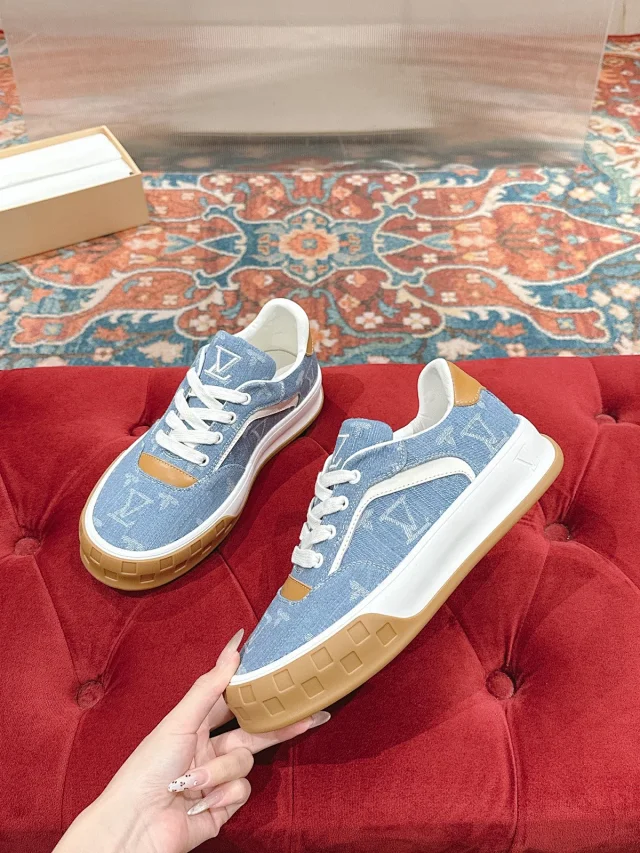 Louis Vuitton Sneakers Low-top lace-up suede with LV monogram details and gum sole product detail image 10
