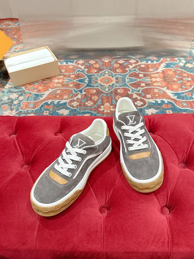 Louis Vuitton Sneakers Low-top lace-up suede with LV monogram details and gum sole product detail image 4