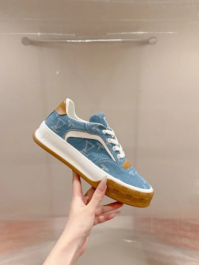 Louis Vuitton Sneakers Low-top lace-up suede with LV monogram details and gum sole product detail image 11