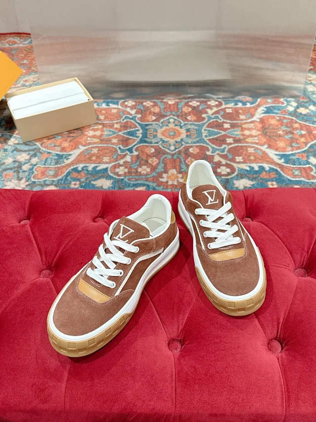 Louis Vuitton Sneakers Low-top lace-up suede with LV monogram details and gum sole product detail image 6