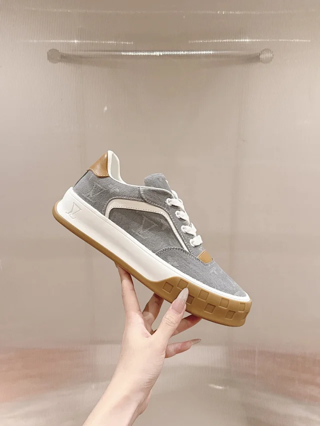 Louis Vuitton Sneakers Low-top lace-up suede with LV monogram details and gum sole product detail image 9