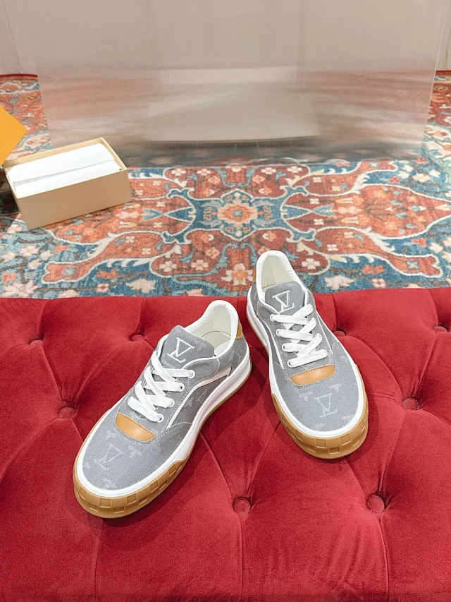 Louis Vuitton Sneakers Low-top lace-up suede with LV monogram details and gum sole product detail image 8