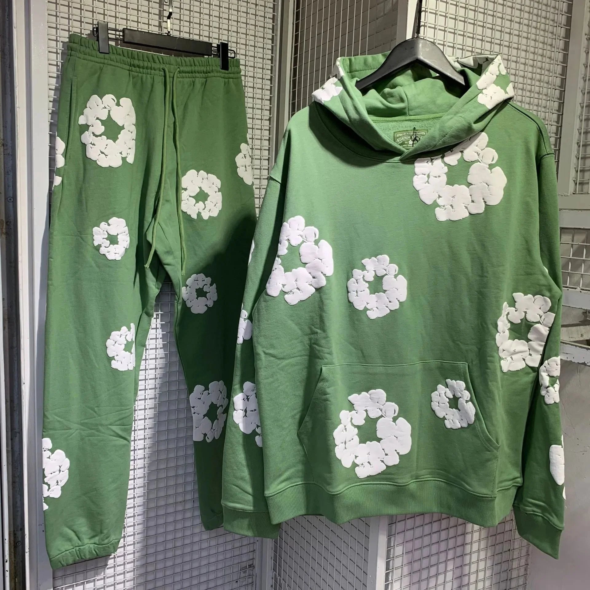 Cotton Wreath Sweatsuit photo 3