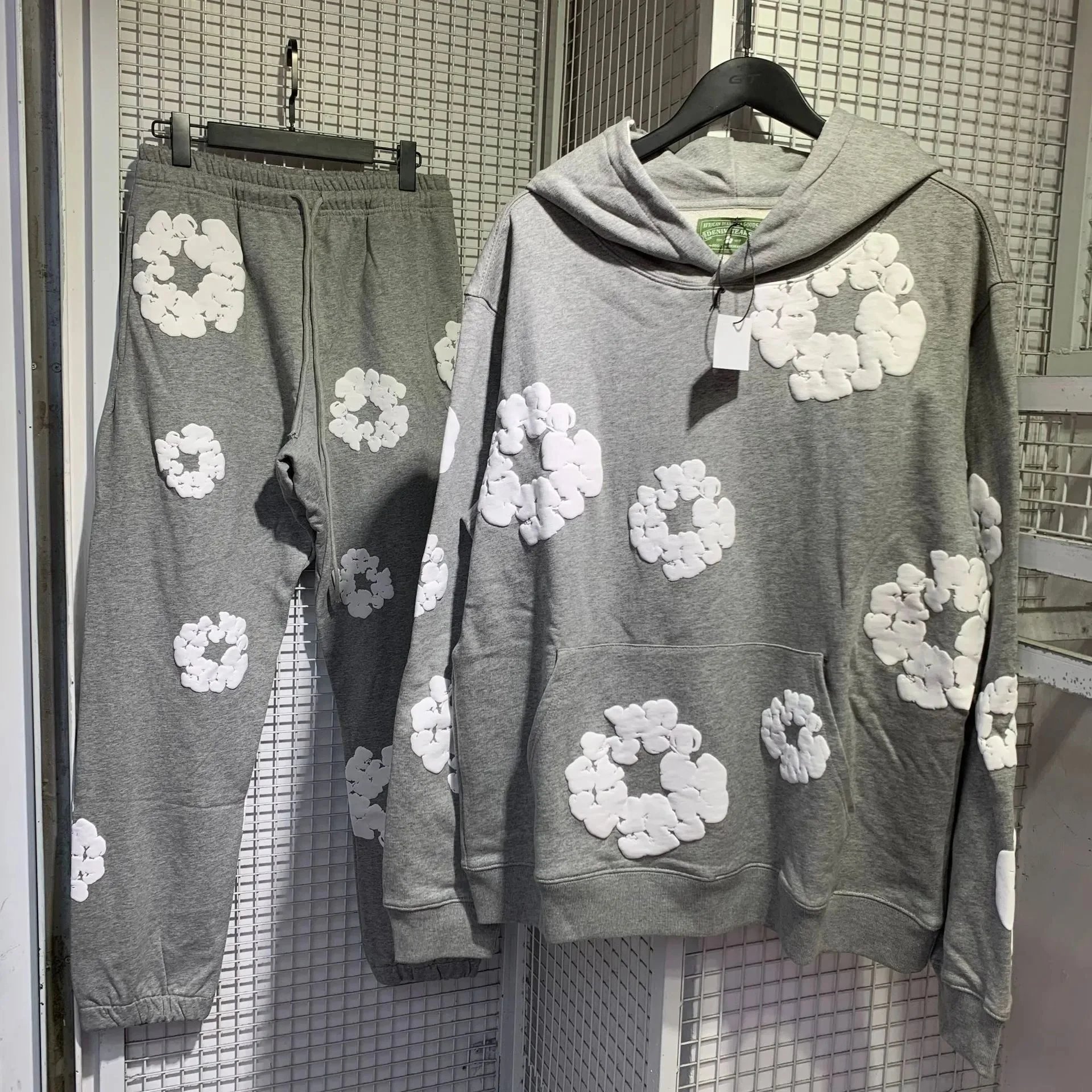 Cotton Wreath Sweatsuit photo 4