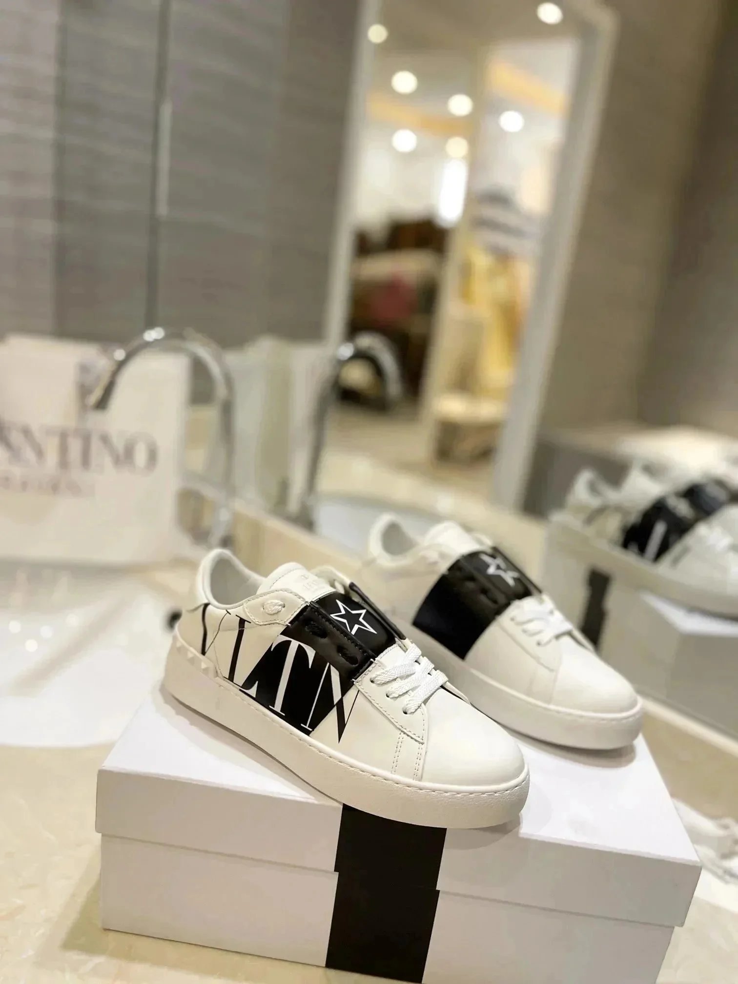 Valentino White Snea