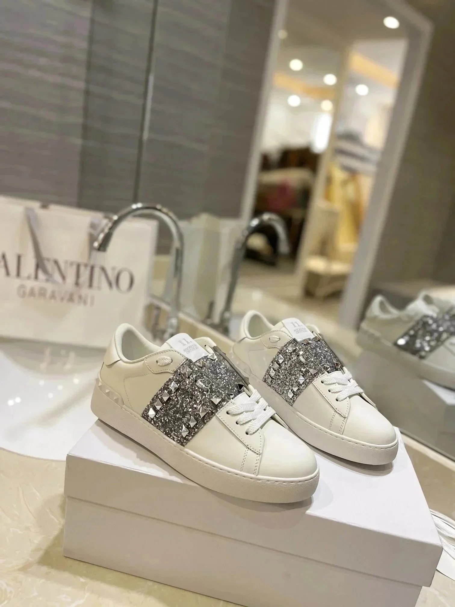 Valentino Garavani W