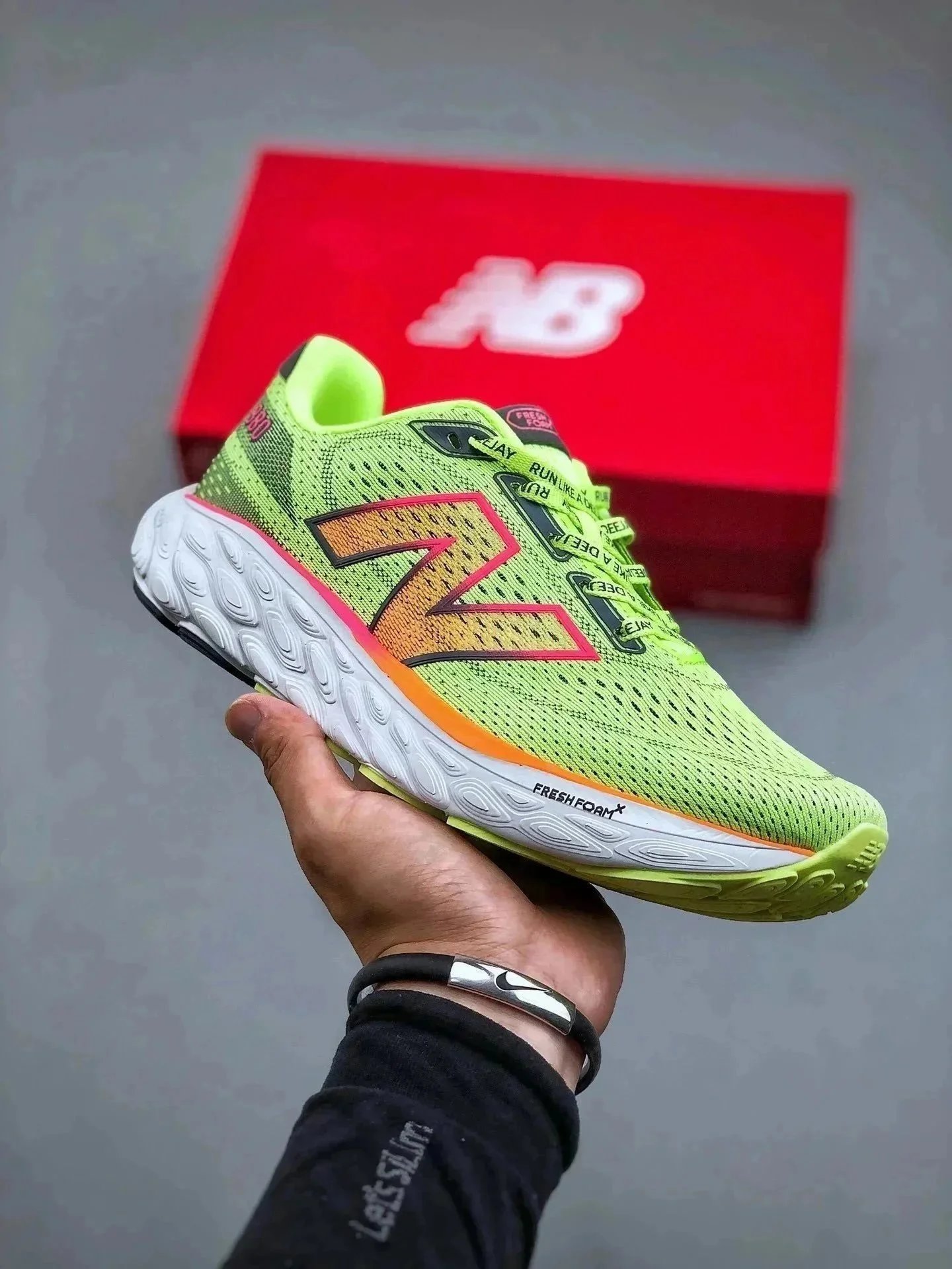 New Balance 520 Neon