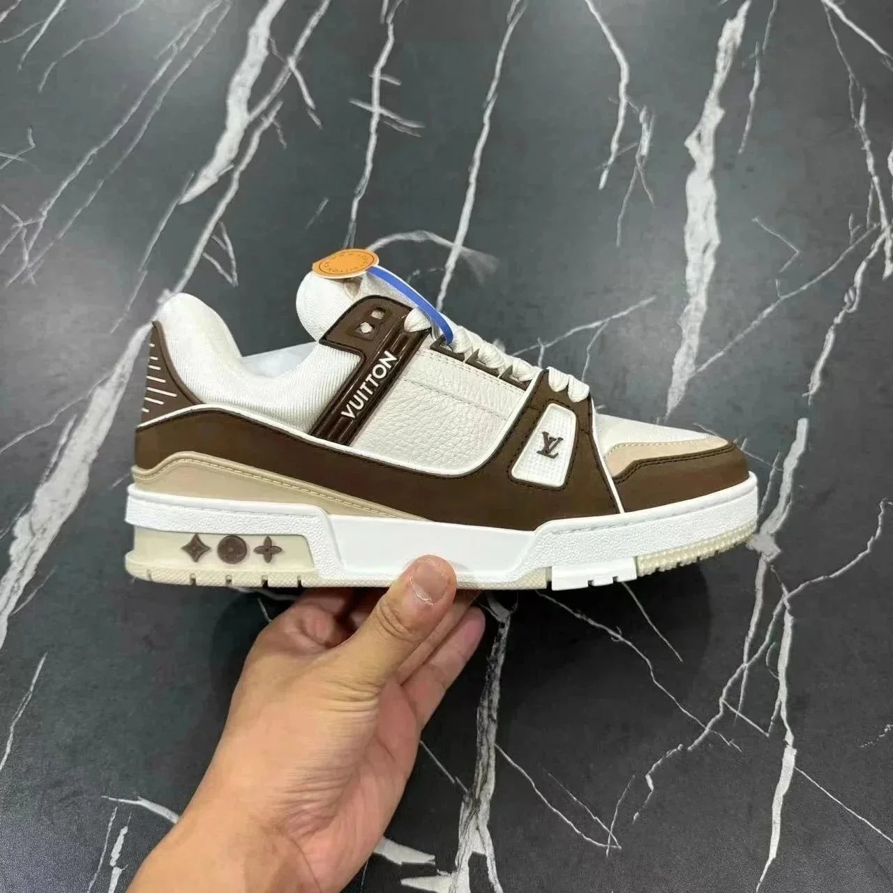 Louis Vuitton Brown/