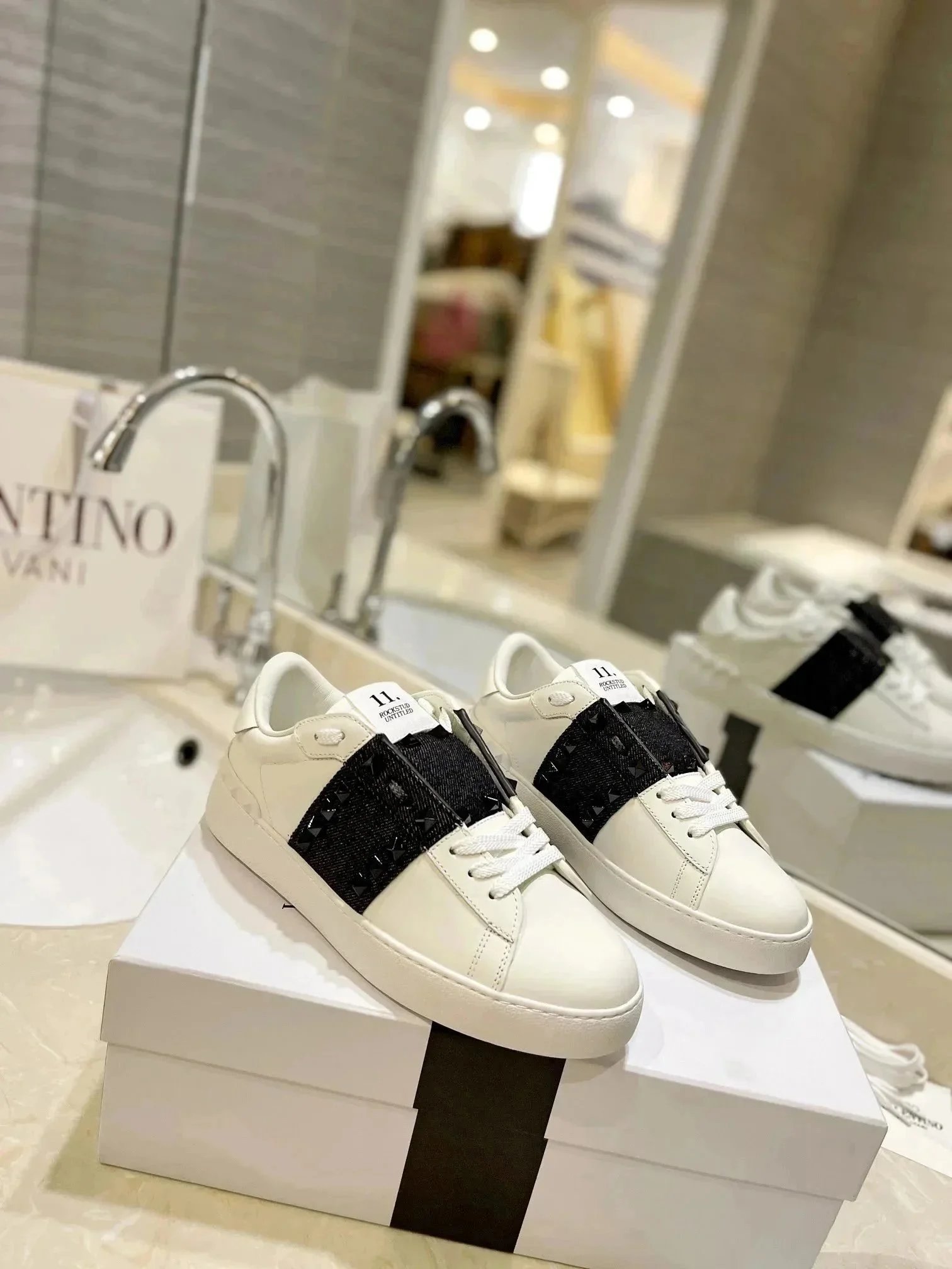 Valentino Rockstud W