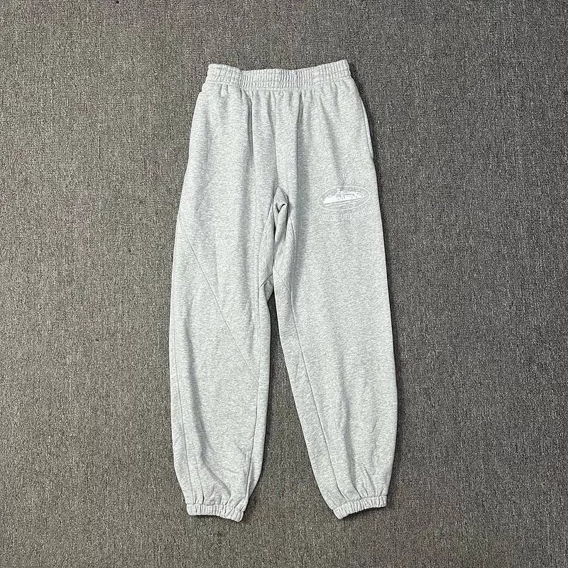 Corteiz: American-Style Streetwear Grey Joggers with Oval Print - rep spodnie