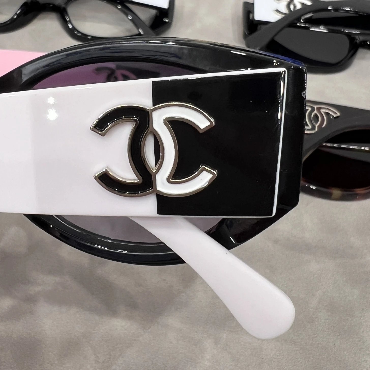Chanel爆款夏天百搭时尚精致字母墨镜 2