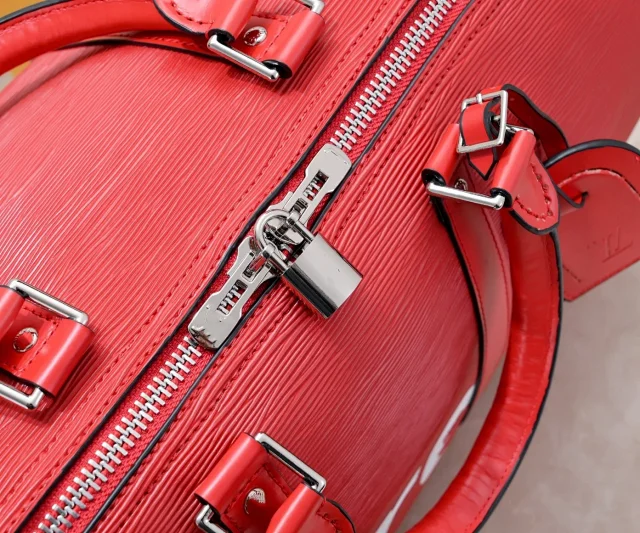 Supreme Travel Bags Logo Cylindrical Duffel Bag product detail image 5