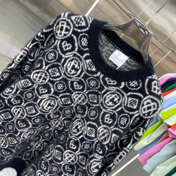 Design Knit Sweater with Green Logo Pattern White - 4