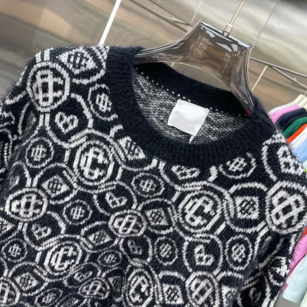 Design Knit Sweater with Green Logo Pattern White - 6