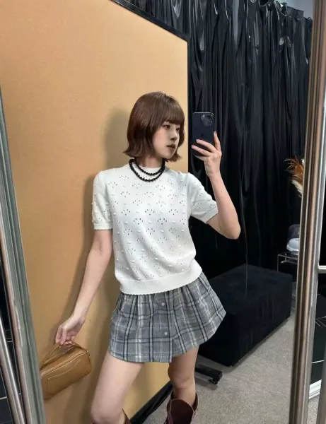 Design White Openwork Knit Sweater with Gray Plaid Shorts and Brown Boots Sweater - 7