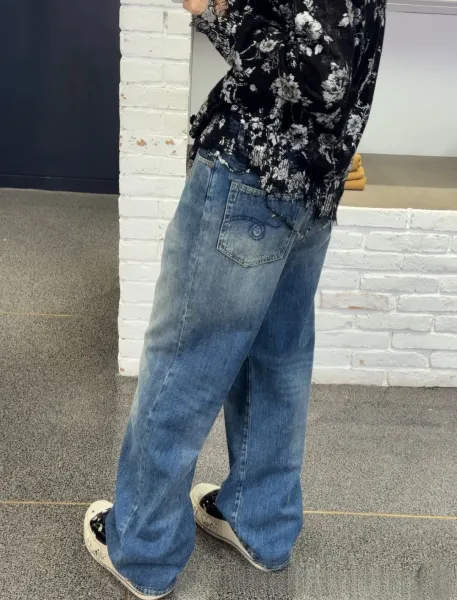Design Wide-Leg Distressed Wash Jeans - 11