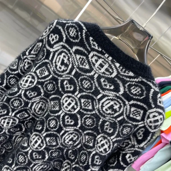 Design Knit Sweater with Green Logo Pattern White - 8