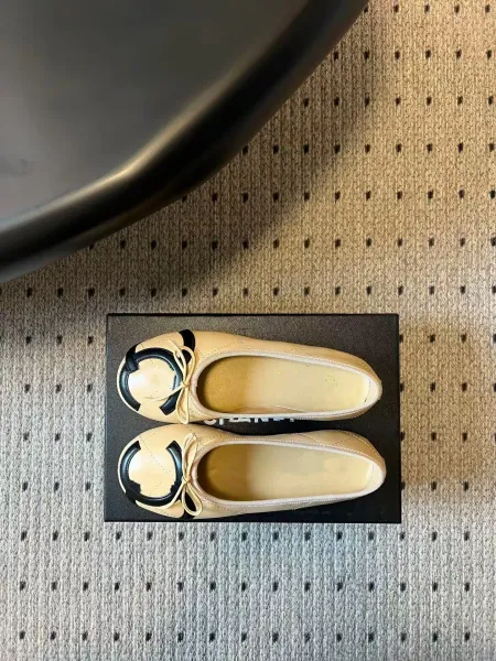 Chanel CC Logo Ballet Flats Black and White Leather Shoes Casual Shoes - 26