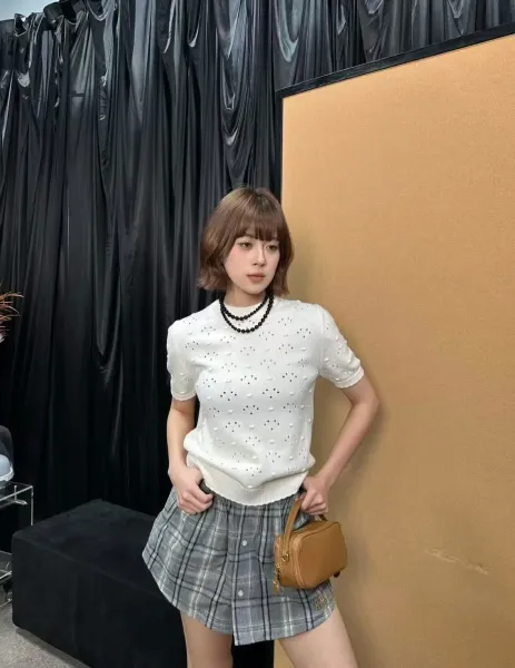 Design White Openwork Knit Sweater with Gray Plaid Shorts and Brown Boots Sweater - 8