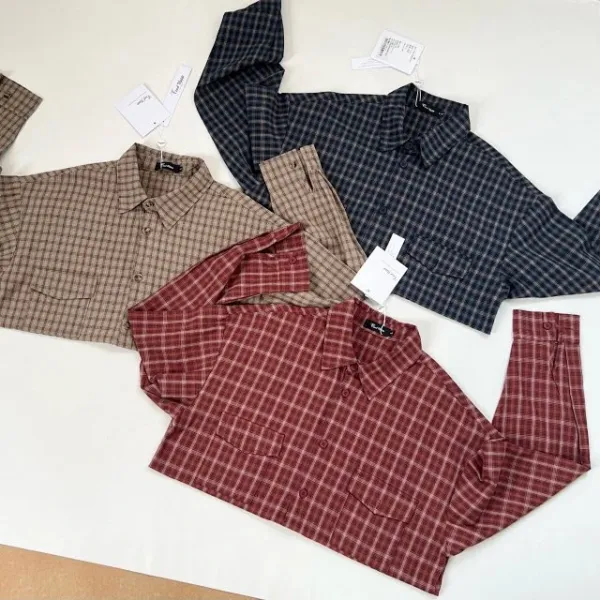 Design Oversized Plaid Shirt in Brown, Navy, and Red with White T-Shirt Layering Tops.shirt - 19