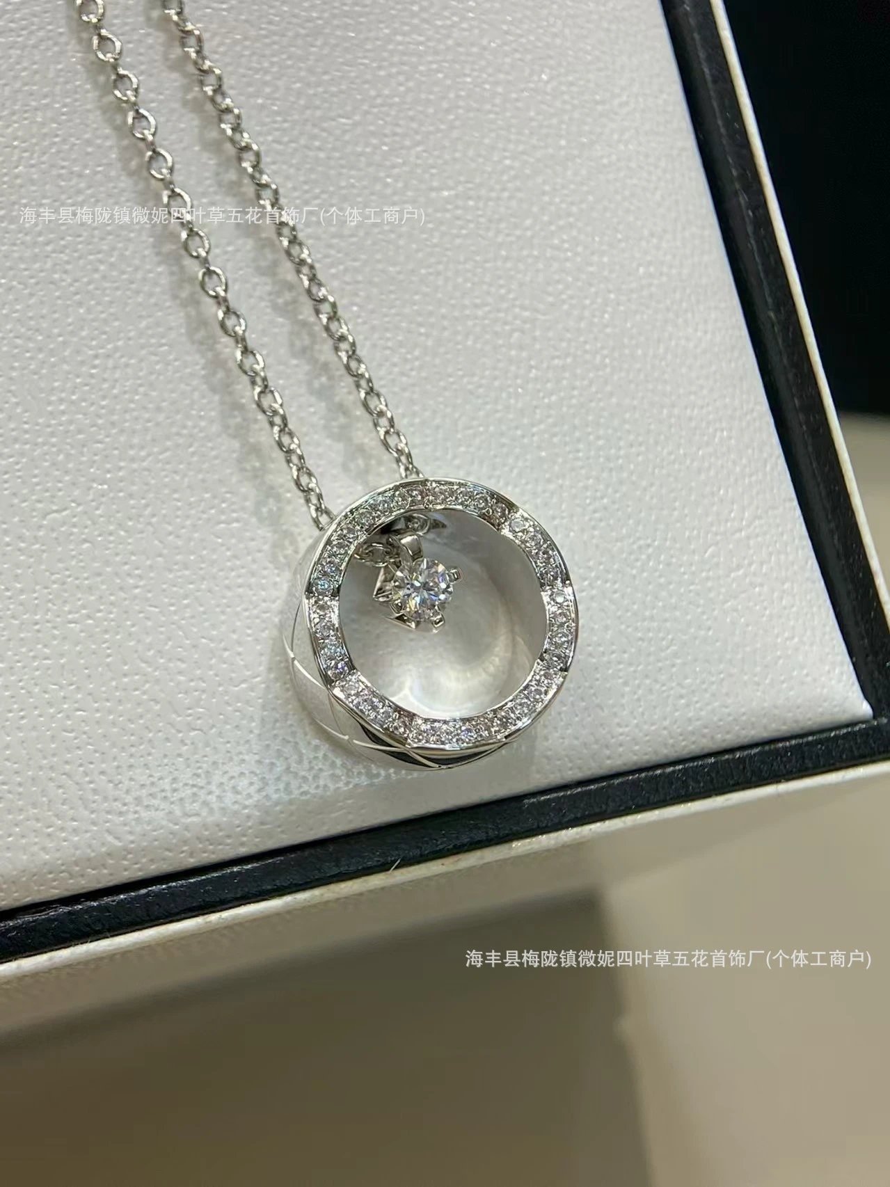 圆月白金色