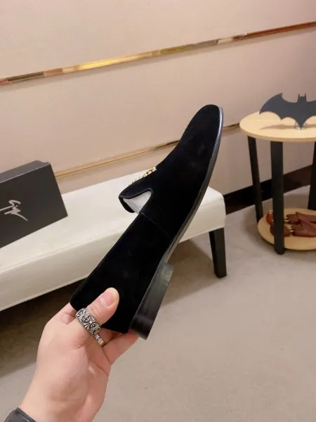 Design Giuseppe Zanotti Crystal-Embellished Black Suede Loafers - 3