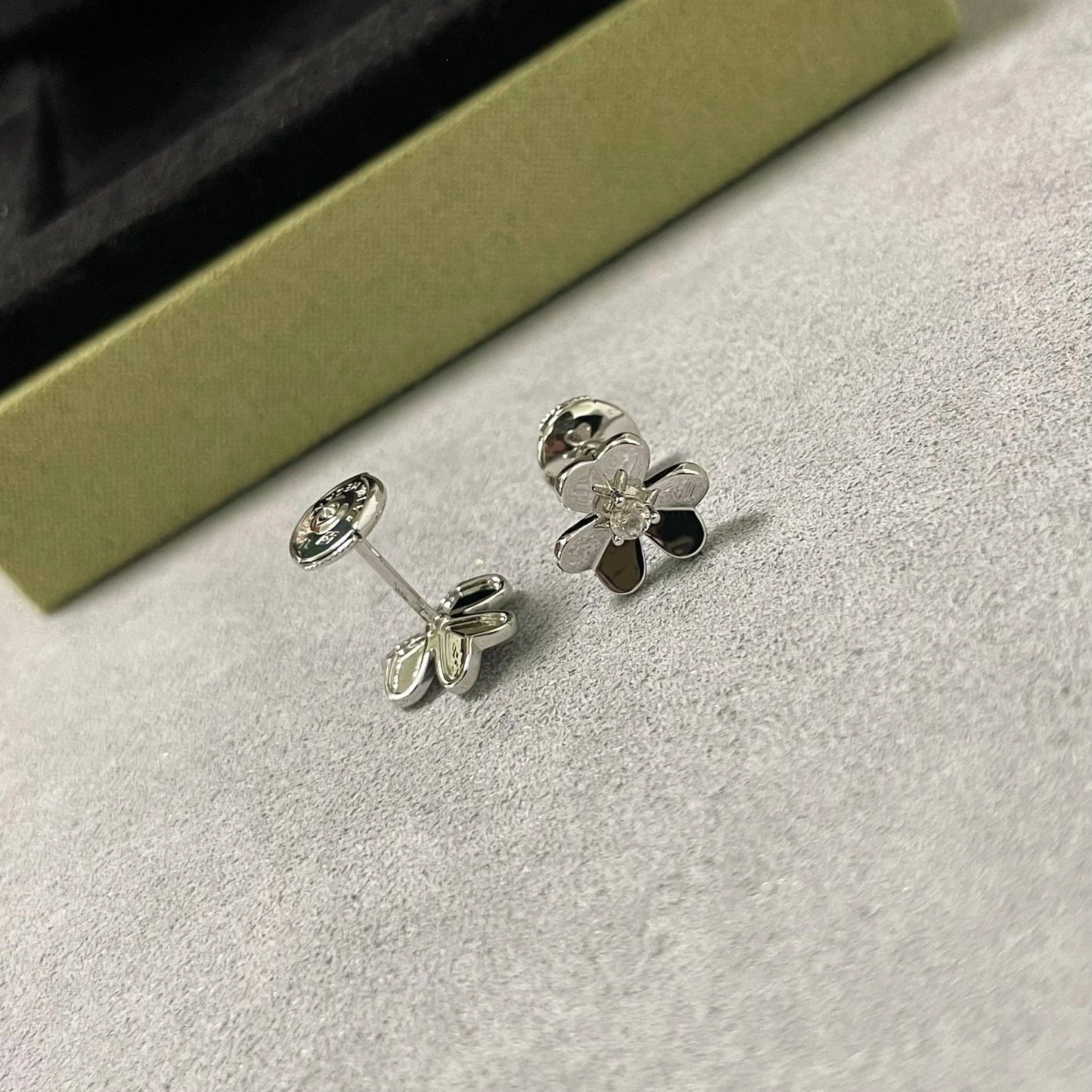 白金小号光面耳钉