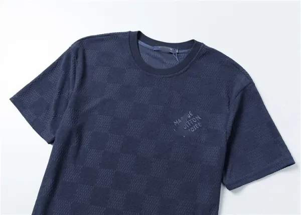 Design Textured Navy T-Shirt with Subtle Graphic Print - 6