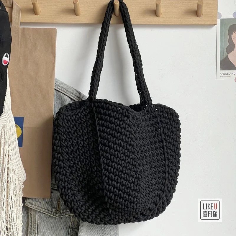 黑色