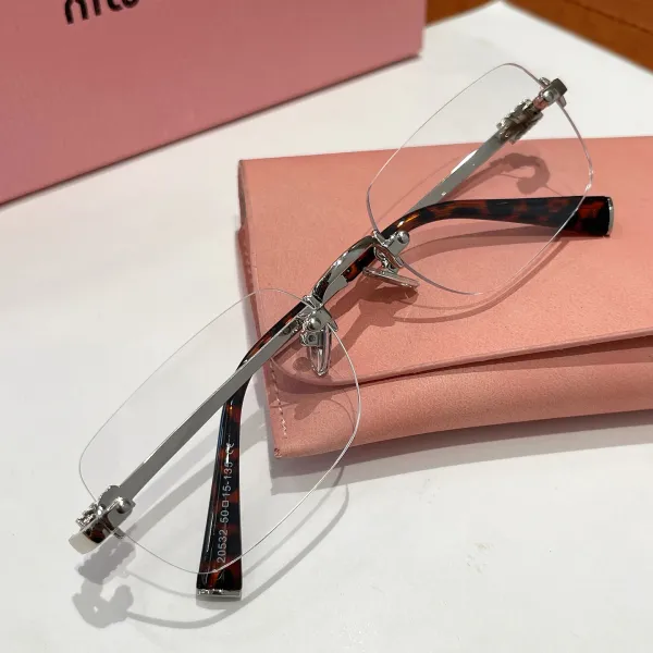 Design Rimless Sunglasses with Gold Hardware and Gradient Lenses - 18