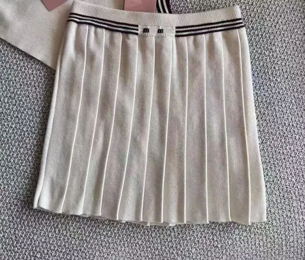 Design V-Neck Ribbed Knit Sweater Beige with Black Trim - 12
