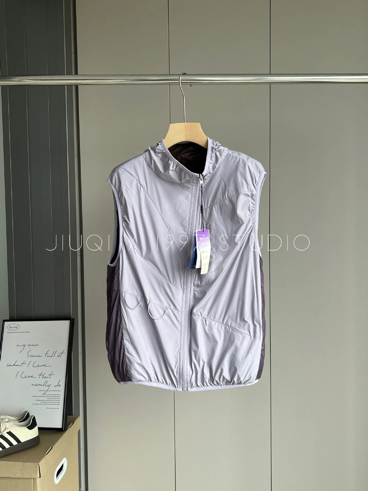 Design Jiuqi x 1997 Studio Lightweight Hooded Vest Gray Outerwear.vest