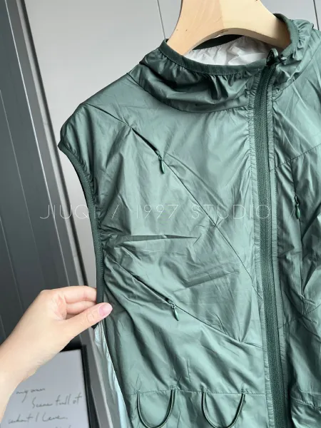 Design JIUQI / 1997 Studio Lightweight Hooded Vest Green Outerwear.vest - 14