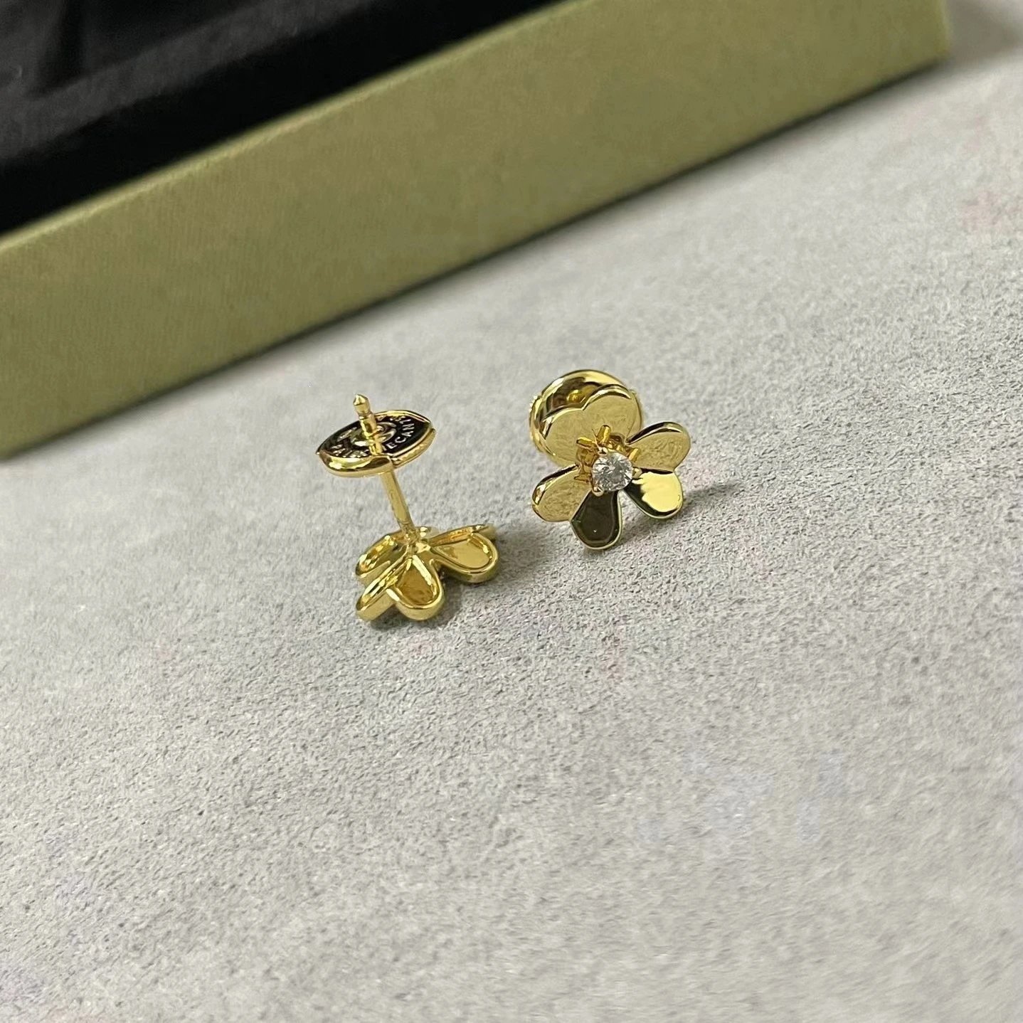 黄金小号光面耳钉