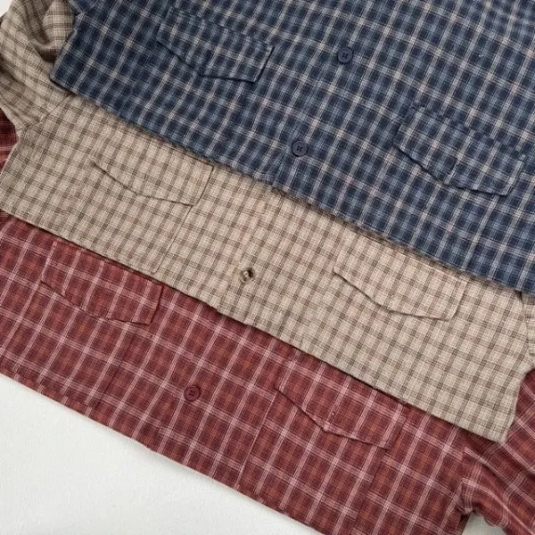 Design Oversized Plaid Shirt in Brown, Navy, and Red with White T-Shirt Layering Tops.shirt - 27