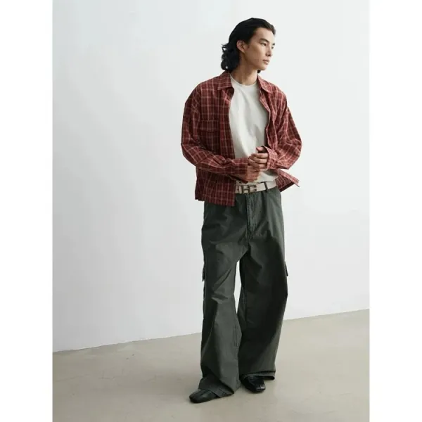 Design Oversized Plaid Shirt in Brown, Navy, and Red with White T-Shirt Layering Tops.shirt - 8