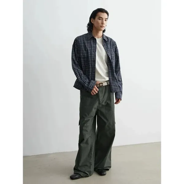 Design Oversized Plaid Shirt in Brown, Navy, and Red with White T-Shirt Layering Tops.shirt - 9