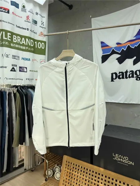 Patagonia Lightweight Windbreaker Olive Green and Navy Jacket Outerwear - 8