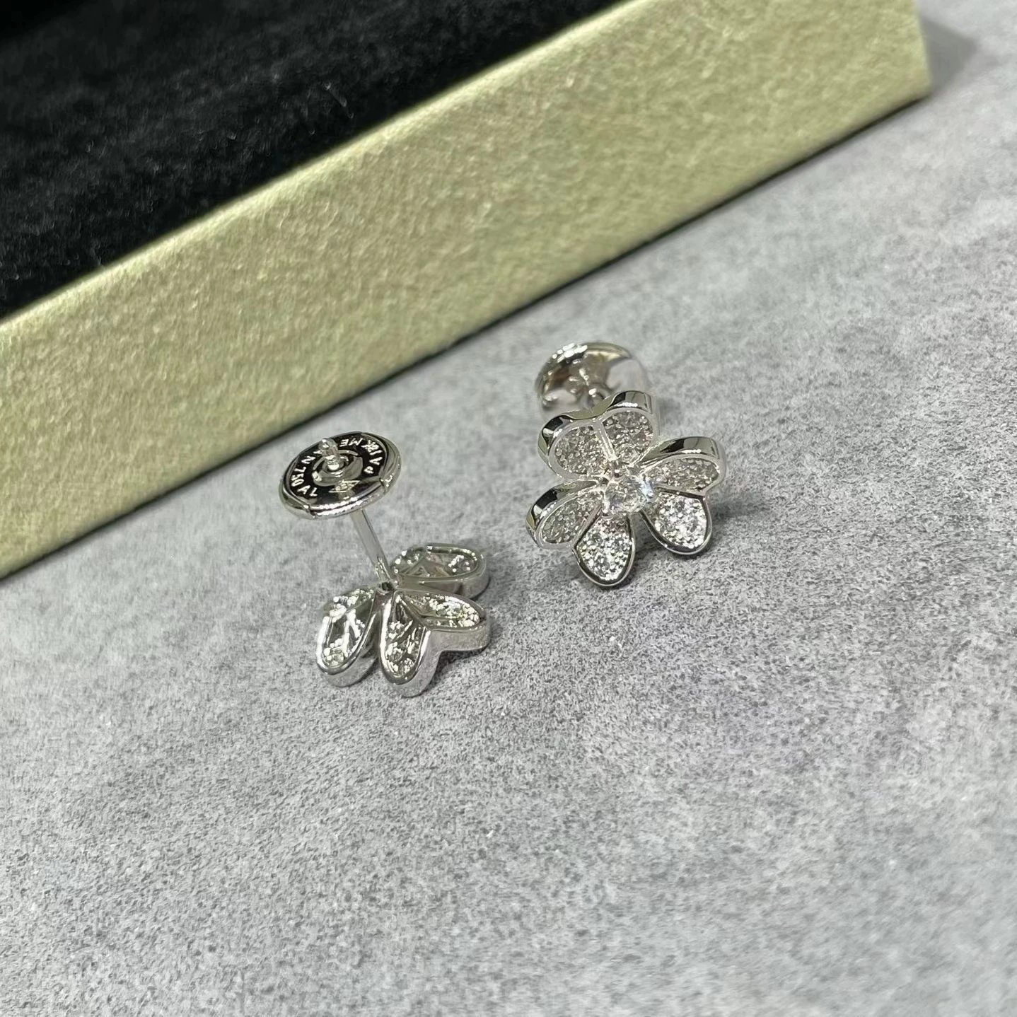 白金小号满钻耳钉