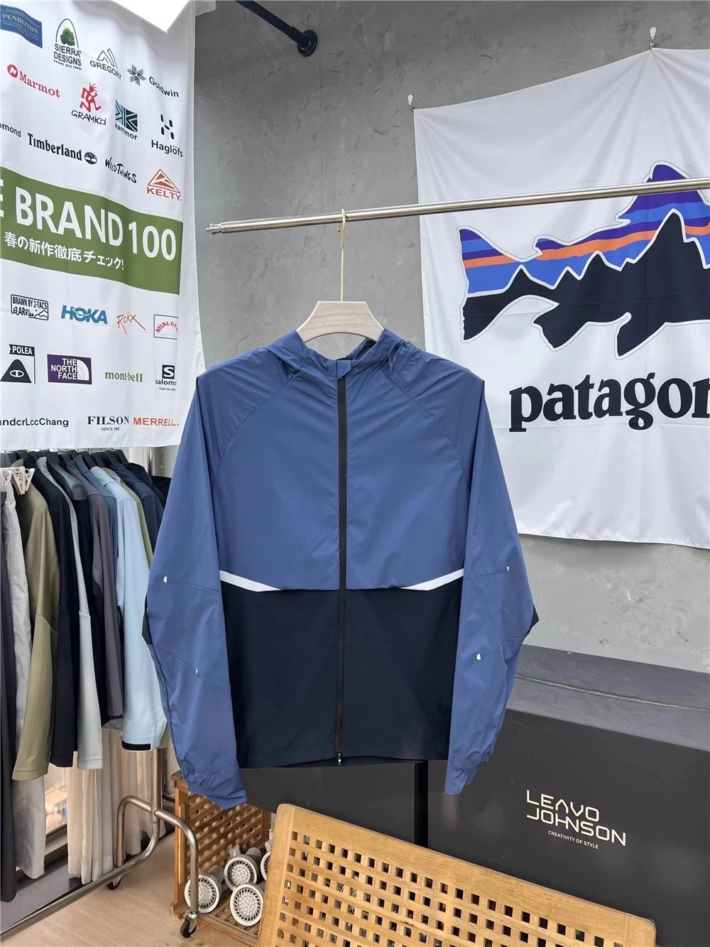 Patagonia Lightweight Windbreaker Olive Green and Navy Jacket Outerwear - 5