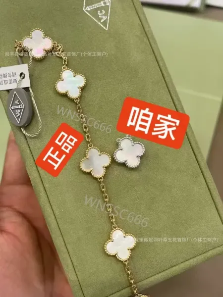 Design Floral and Ladybug Charm Bracelet in Rose Gold with White Mother-of-Pearl and Red Enamel Jewelry - 12