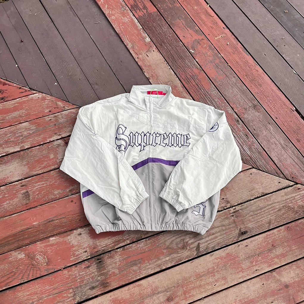Supreme Gothic Logo Windbreaker White / Purple Outerwear.windbreaker